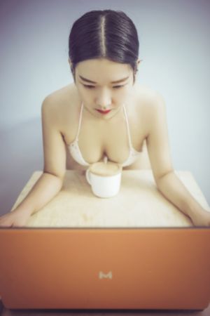 天降女子从2楼掉了下来樱花未增_1080P天堂在线